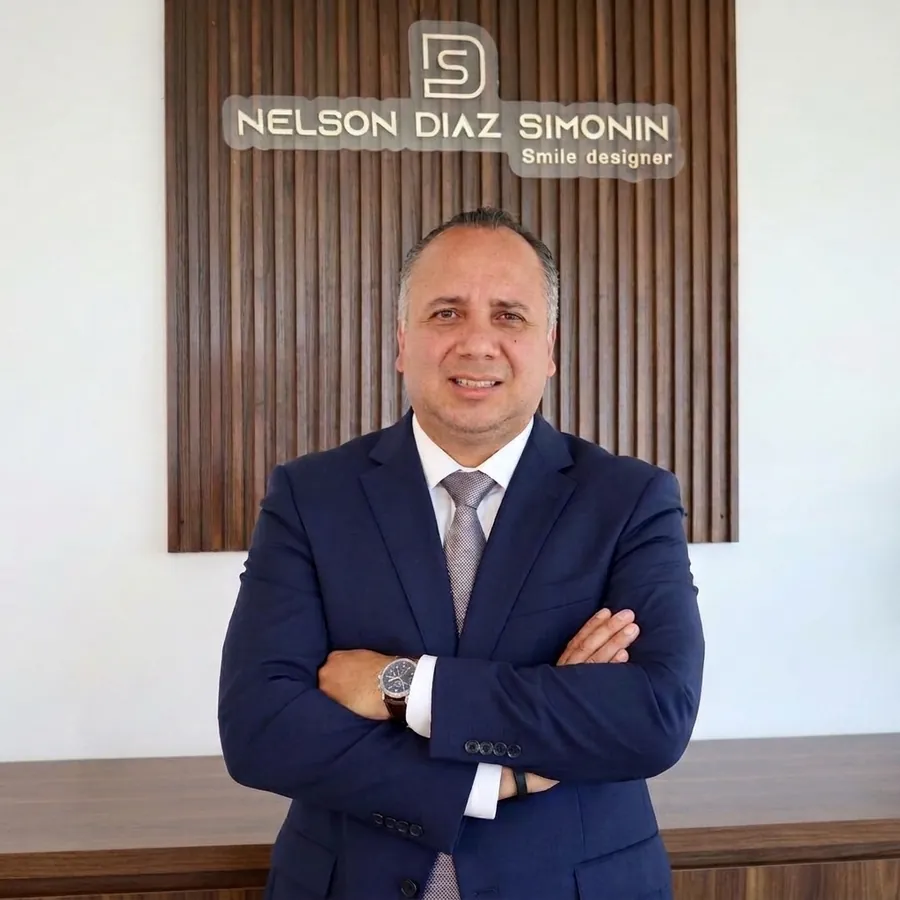 Dr. Nelson Díaz Simonín en su consultorio de odontología estética en Puebla — trayectoria y filosofía de mínima invasión